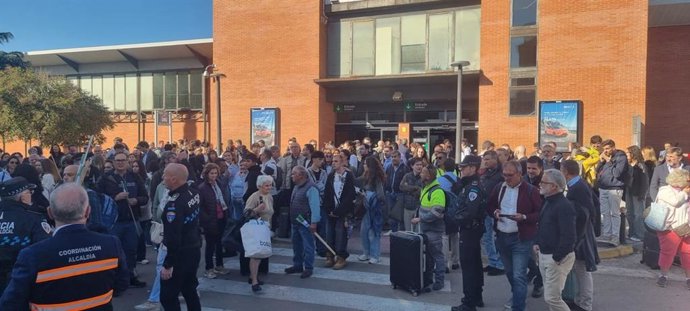 El alcalde de Puertollano coordina a pie de estación la atención a los pasajeros afectados tras el accidente