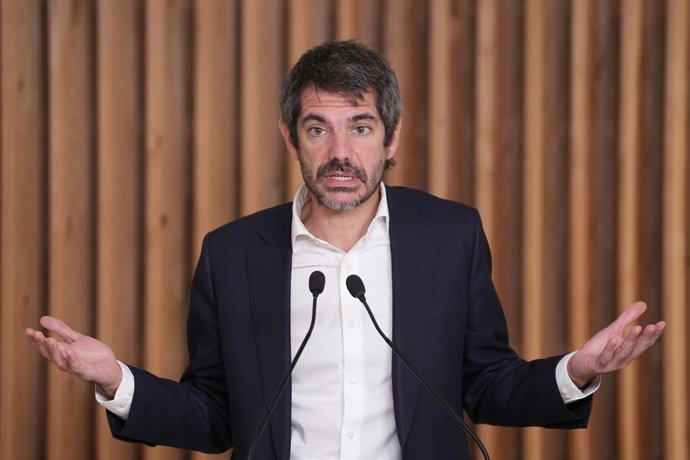 El ministro de Cultura y número 2 de la candidatura del Frente Amplio por Barcelona, Ernest Urtasun, durante una rueda de prensa, en la sede de Comuns, a 26 de octubre de 2026, en Barcelona, Catalunya (España). La rueda de prensa se enmarca en la precampa