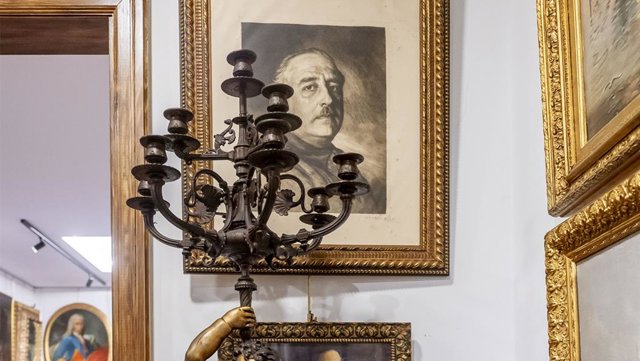Exposición de objetos del Pazo de Meirás que serán subastados en la sala Magna Art Auction, a 7 de octubre de 2026, en Madrid (España). La colección incluye vajillas, porcelanas y cristalerías, esculturas e imágenes religiosas, cuadros, muebles, alfombras