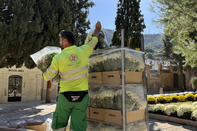 Labores de mantenimiento del Servicio de Parques y Jardines en cementerios con motivo del Día de Todos los Santos