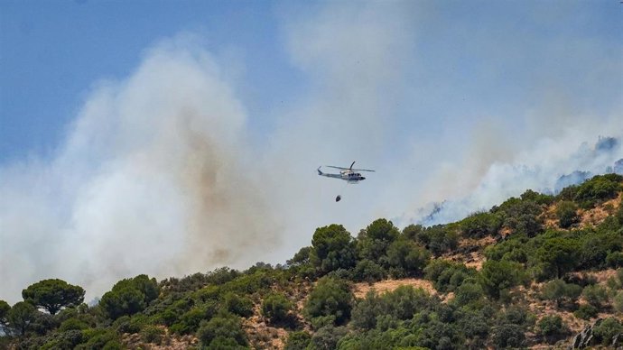 Archivo - Un helicóptero trabaja en la extinción de un incendio en Cerro Muriano en una imagen de archivo.