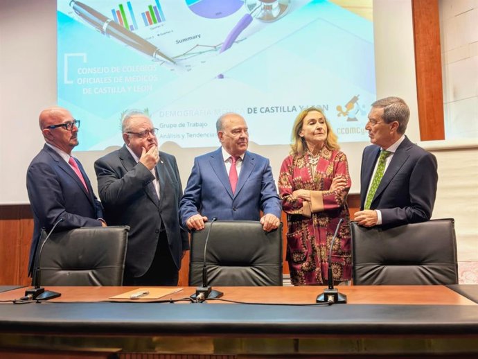 El consejero de Sanidad y Bienestar Social, Alejandro Vázquez Ramos (centro izquierda), en el Colegio de Médicos de León.
