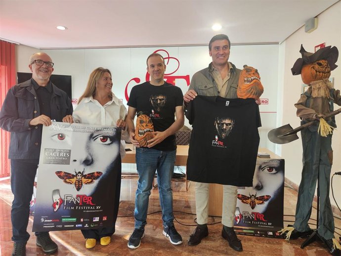 Foto de familia de presentación del XV Fanter Film Festival de Cáceres