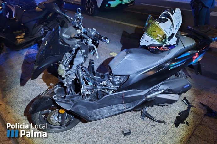 Moto del joven accidentado en el paseo Marítimo de Palma.