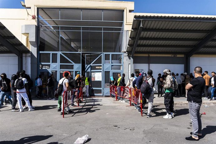 Archivo - Imágenes del inicio de la atención a inmigrantes en sus trámites para la regularización en el Puerto del Almería. A 27 de abril de 2026 en Almería (Andalucía, España). 