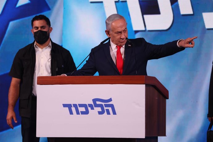 28 de outubro de 2026, Jerusalém Ocidental, Israel: JERUSALÉM OCIDENTAL, 28 DE OUTUBRO DE 2026: O primeiro-ministro israelense e líder do partido Likud, Benjamin Netanyahu, discursa para seus apoiadores na sede eleitoral do partido em Jerusalém Ocidental,