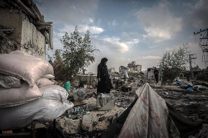 Palestinos en un lugar bombardeado por el Ejército de Israel el 26 de octubre de 2026 en Shujaia, al este de la ciudad de Gaza, a pesar del acuerdo de alto el fuego alcanzado en octubre de 2025 (archivo)