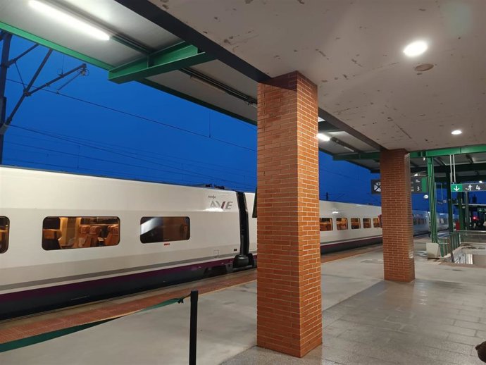 Archivo - Un tren AVE parado en una estación de la provicia de Córdoba, en una imagen de archivo.