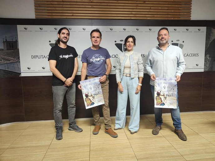 Foto de familia tras la presentación del XXIII Festival El Magusto de Carbajo