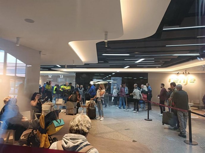 Pasajeros afectados por la cancelación de trenes en los mostradores de Renfe.