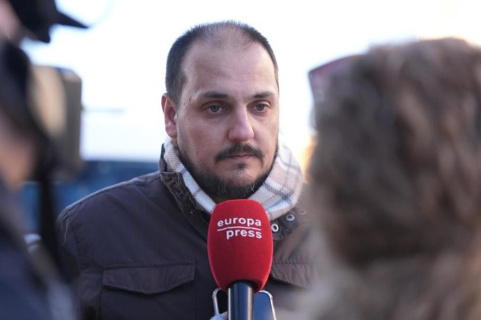 Archivo - El alcalde de Adamuz (Córdoba), Rafael Moreno, informa a los medios de comunicación como vivió en primera persona el siniestro ferroviario y la rápida respuesta del municipio al día siguiente.