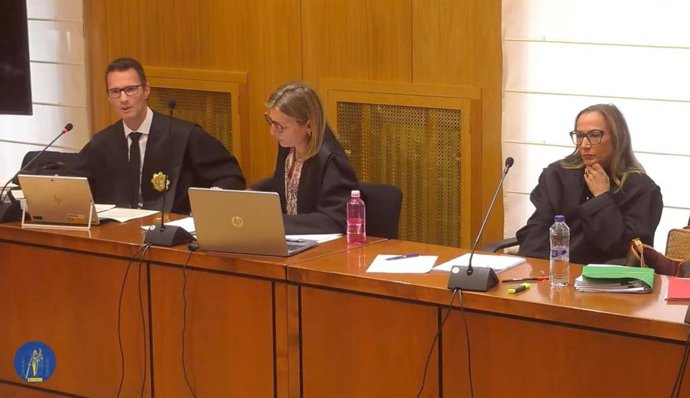 Primera por la derecha, la letrada de la Unión de Consumidores.