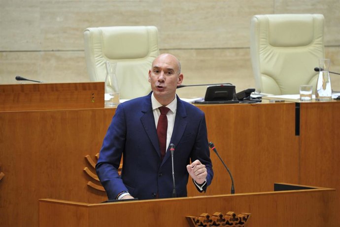 El portavoz del Grupo Popular en la Asamblea de Extremadura, José Ángel Sánchez Juliá, en el pleno de totalidad de los PGEx 2027