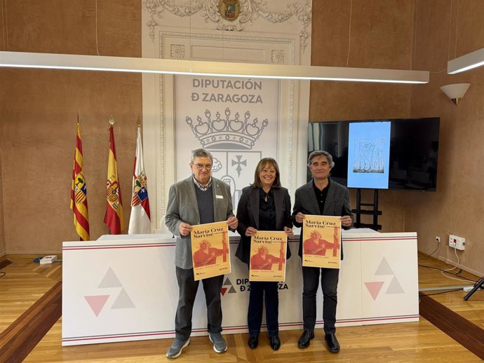 La diputada provincial de Cultura de la DPZ, Charo Lázaro, junto al comisario de la exposición, Fernando Alvira, y el gerente del Consorcio Cultural Goya-Fuendetodos, Ricardo Centellas, durante la presentación de la muestra.