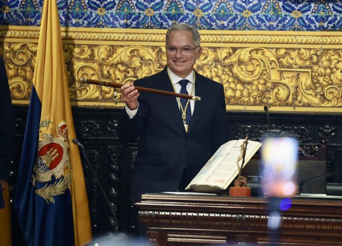 Jacinto Muñoz, nuevo alcalde de Algeciras por el PP, tras prosperar la moción de censura contra José Ignacio Landaluce, con el bastón de mando.