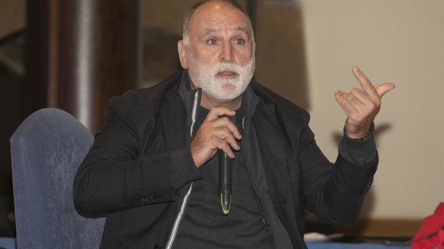 Archivo - El cocinero José Andrés durante la gala homenaje a 'Los diez cocineros más influyentes de la historia de la gastronomía española', organizado por la asociación Fomento de la Cocina Asturiana, en el Auditorio Príncipe Felipe de Oviedo, a 4 de dic