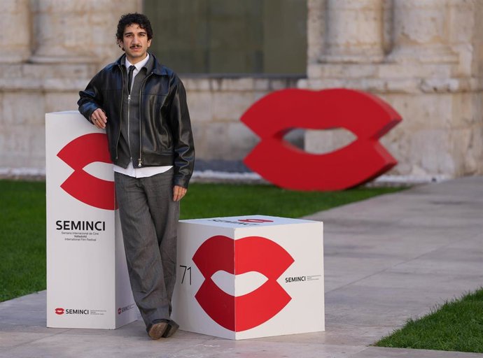 El cineasta Faraz Shariat en la Foto del Día de la sexta jornada de la 71 Seminci.