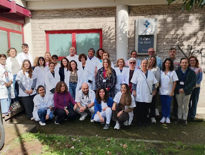 El equipo del centro de Salud de Perchera, en Gijón, junto a representantes de la gerencia de Atención Primaria en el área III.