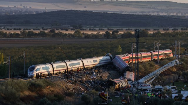 Agentes de los Servicios de Emergencias trabajan en el lugar de los hechos, a 28 de octubre de 2026, en Urda, Toledo, Castilla-La Mancha (España).