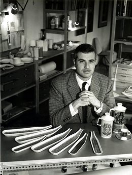 André Ricard con algunos productos de la empresa Porcelanas Bidasoa.