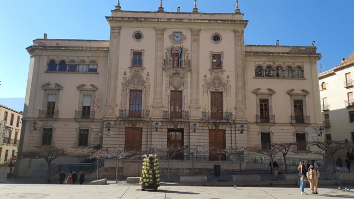 Archivo - Fachada del Ayuntamiento de Jaén desdela plaza de Santa María