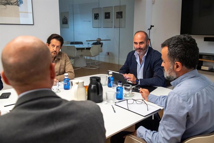 El responsable de Asistencia a Municipios de la Diputación de Cádiz, Antonio Aragón, en una reunión con responsables del Colegio Oficial de Arquitectos de Cádiz.