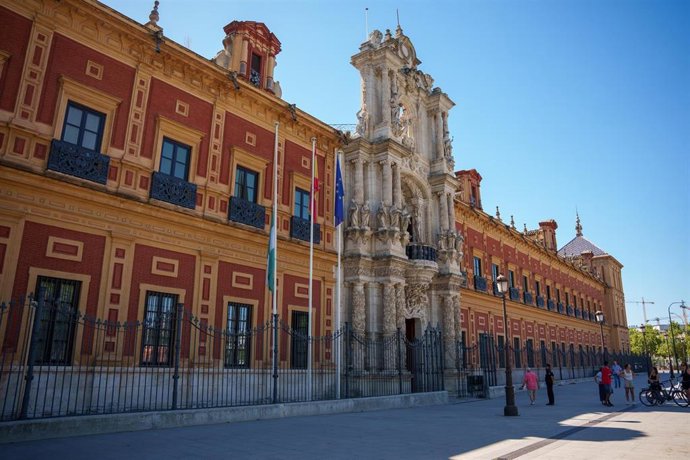 Archivo - La bandera de Andalucía ondea a media asta en el Palacio de San Telmo por respeto a los tres días de luto oficial decretados en la comunidad por el fallecimiento del consejero José Carlos Gómez Villamandos. Imagen de archivo.