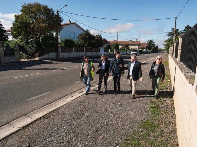 El consejero de Política Local, Infraestructuras y Lucha contra la Despoblación, Daniel Osés, acompañado de la directora general de Infraestructuras, Gema Álvarez, en Anguciana