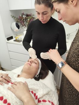 El Campus de Ponferrada de la Universidad de León (ULE) incorpora una nueva Microcredencial Universitaria en Dermoestética Facial Avanzada para Enfermería.