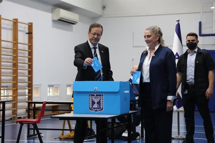 El presidente de Israel, Isaac Herzog, deposita su voto en un colegio electoral de Jerusalén. 