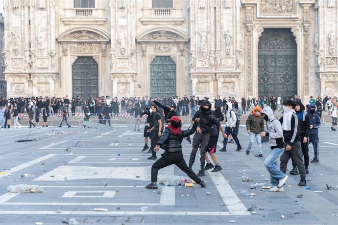 17 de outubro de 2026, Itália, Milão: Manifestantes entram em confronto violento com a polícia de choque durante o protesto do movimento estudantil “Italia in Piazza” nas ruas de Milão. Foto: Francesco Enriquez/IPA via ZUMA Press/dpa