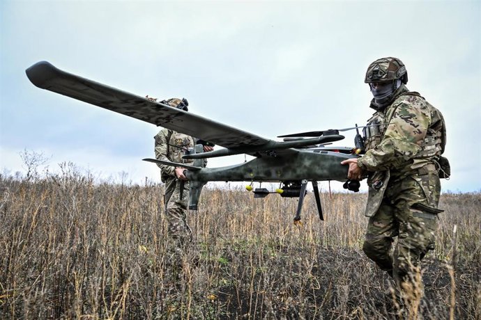 Imagen de archivo de dos militares ucranianos manipulando un dron.