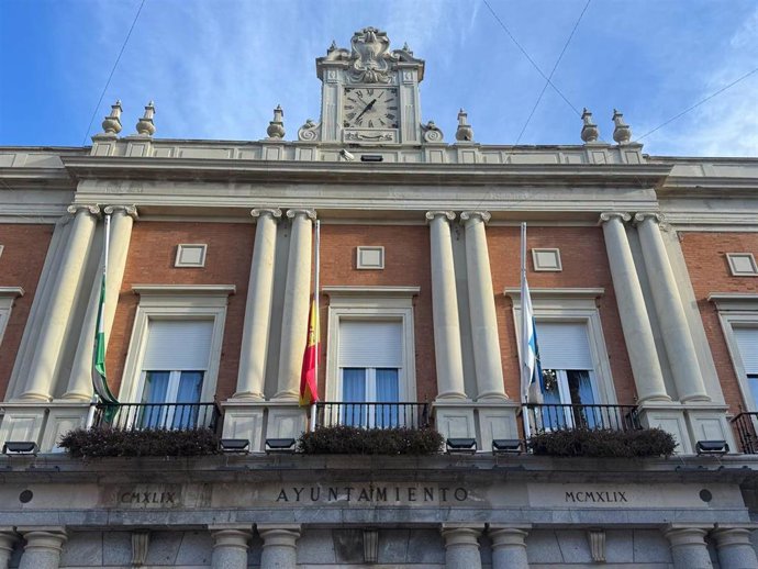 El Ayuntamiento de Huelva con las banderas a media asta.