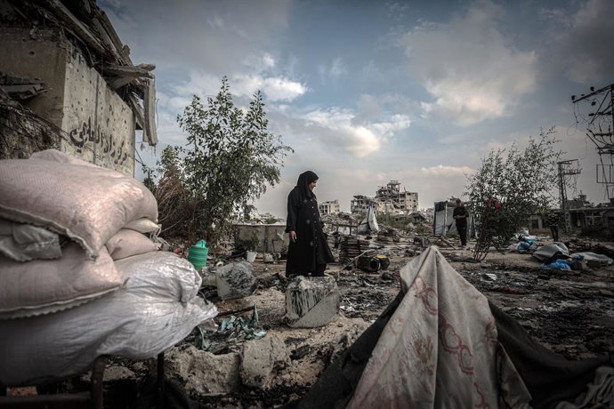 26 de outubro de 2026, Cidade de Gaza, Faixa de Gaza, Território Palestino: Palestinos deslocados inspecionam suas barracas queimadas e seus pertences após um ataque de drone israelense próximo ao cruzamento de Shujaiya, a leste da Cidade de Gaza, em 26 d