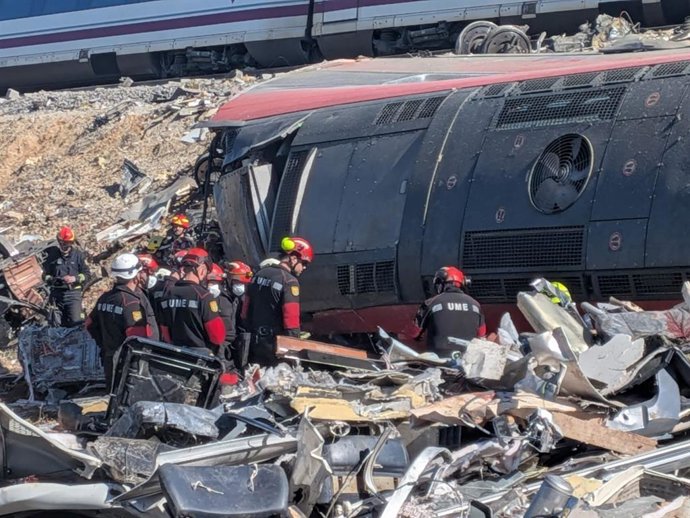 Efectivos de la Unidad Militar de Emergencias (UME) trabajan en el accidente ferroviario de Urda (Toledo).