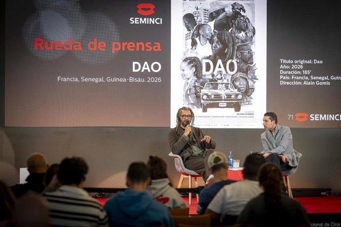 El cineasta franco-senegalés Alain Gomis en la rueda de prensa de 'Dao' en la 71 Seminci.