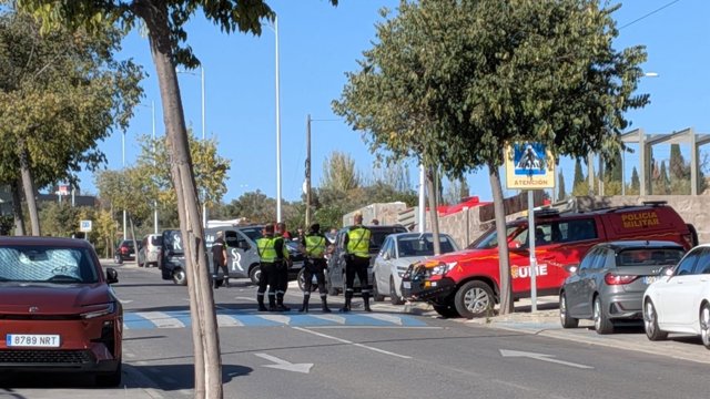 Llega el primer vehículo con los primeros fallecidos del accidente ferroviario de Urda al Instituto de Medicina Legal de Toledo.
