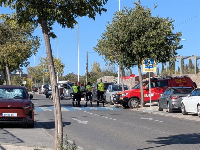Llega el primer vehículo con los primeros fallecidos del accidente ferroviario de Urda al Instituto de Medicina Legal de Toledo.