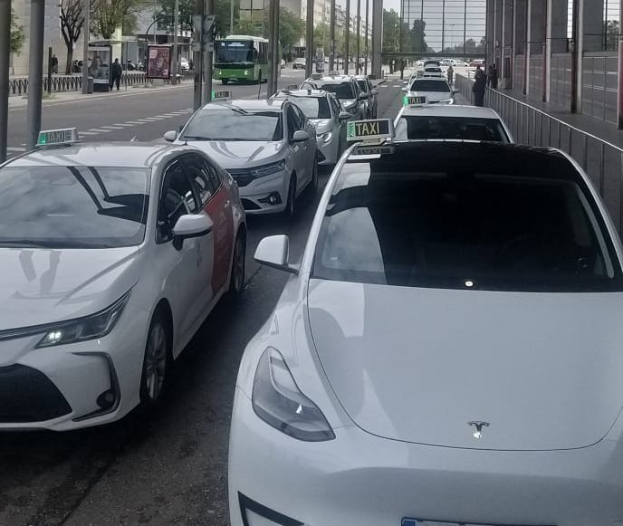 Taxis en la parada de la Estación de Córdoba-Julio Anguita.