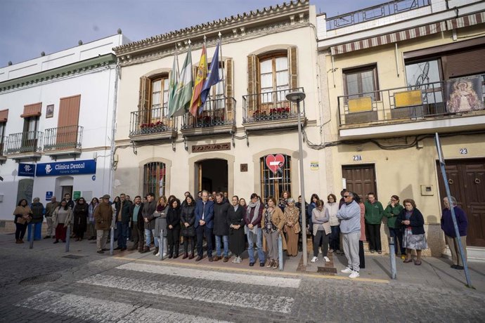 Archivo - Minuto de silencio en el Ayuntamiento de Mairena del Aljarafe (Sevilla) por el accidente ferroviario de Urda (Toledo), el miércoles, 28 de octubre.