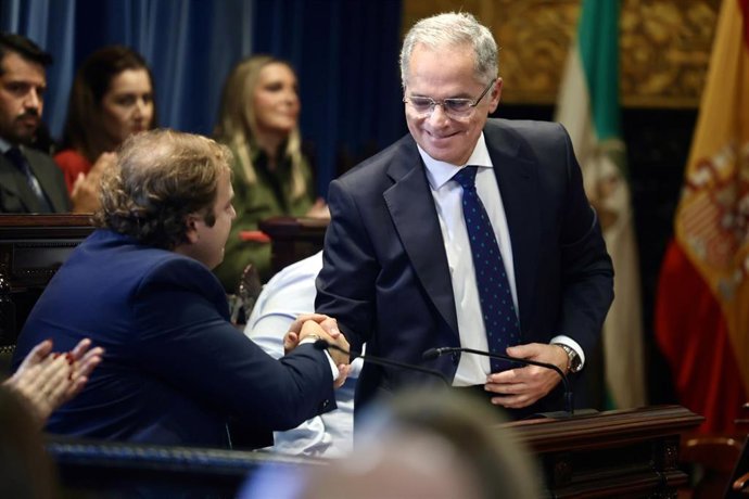 Jacinto Muñoz (PP) saluda a un compañero de partido tras ser nombrado alcalde de Algeciras, una vez ha prosperado la moción de censura contra José Ignacio Landaluce