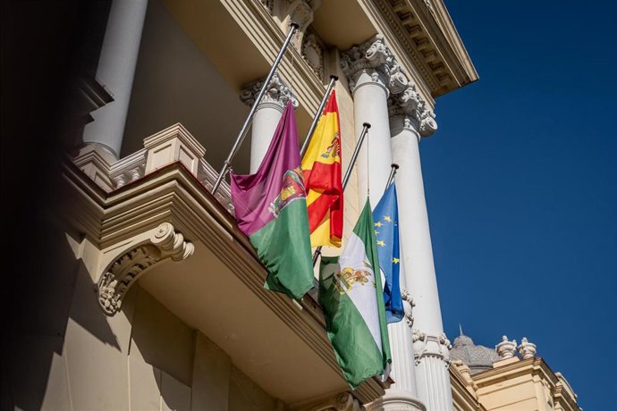 Las banderas del Ayuntamiento de Málaga ondean a media asta por el luto tras el accidente de tren en la provincia de Toledo.