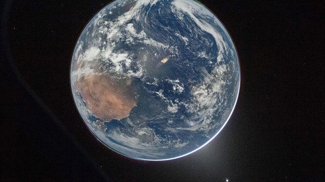 Archivo - 03 April 2026, ---: A picture of Earth, taken by NASA astronaut and Artemis II Commander Reid Wiseman from the Orion spacecraft's window on April 2, after completing the translunar injection burn. The pictures were released on the third day of t