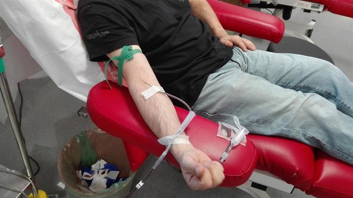 Archivo - Un donante en el Banco de Sangre y Tejidos de Aragón.