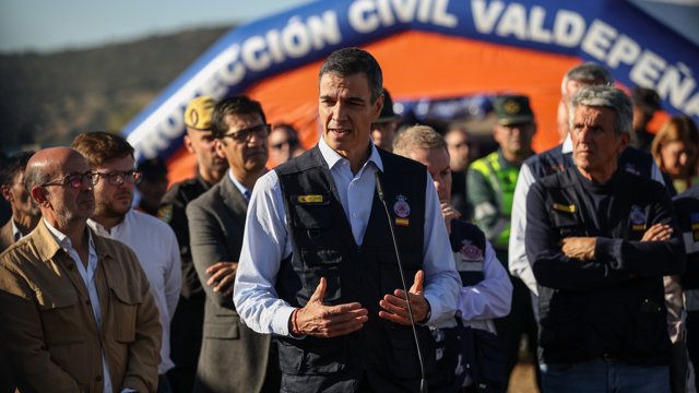 El presidente del Gobierno, Pedro Sánchez, en la zona del accidente en Urda (Toledo)