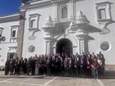 Foto: La Asamblea de Extremadura guarda un minuto de silencio por las víctimas del siniestro ferroviario en Toledo