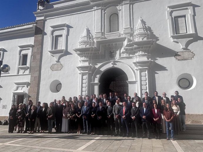Minuto de silencio en la Asamblea de Extremadura por las víctimas y heridos del accidente ferroviario