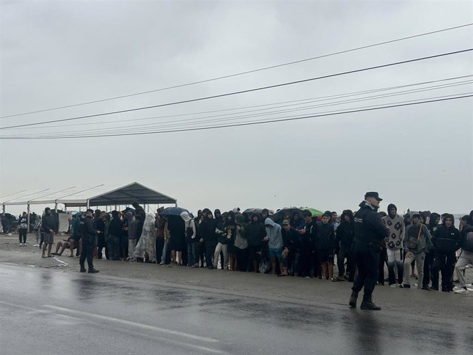 Varios migrantes esperan a ser trasladados en la explanada del Guano, a 6 de octubre de 2026, en Ceuta (España). 