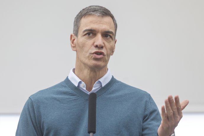 El presidente del Gobierno, Pedro Sánchez, atiende a los medios durante una visita al Puesto de Mando Avanzado por la dana Adam, a 20 de octubre de 2026, en Oliva, Valencia, Comunidad Valenciana (España).