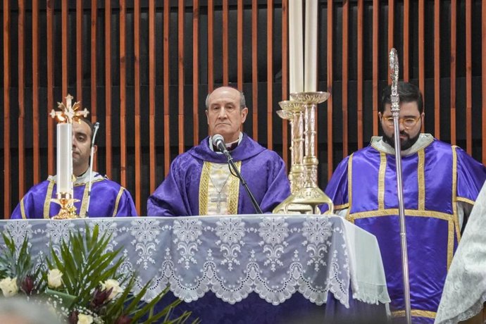 Archivo - El obispo de Córdoba, Jesús Fernández (centro), presidió en Adamuz la misa en memoria de los fallecidos en el siniestro ferroviario ocurrido en dicho municipio el pasado 18 de enero.